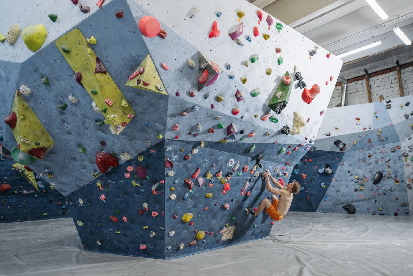 Indoor boulderingový lezec na stěně
