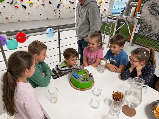 Indoor lezecký program pro skupinu na boulderové stěně