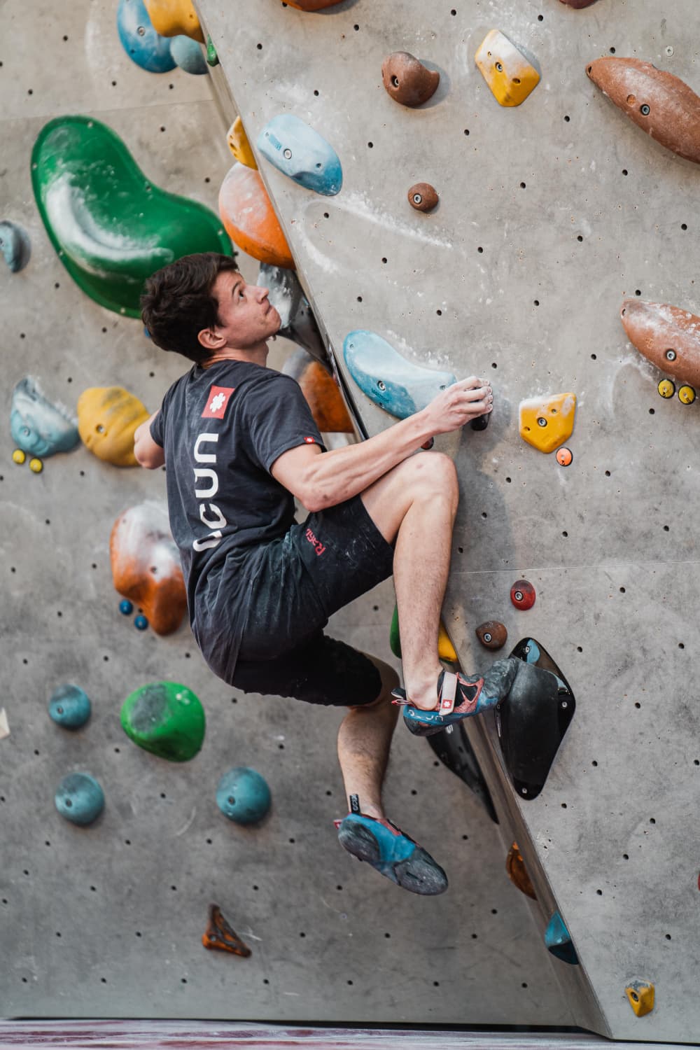 Matěj při boulderingu na indoor stěně