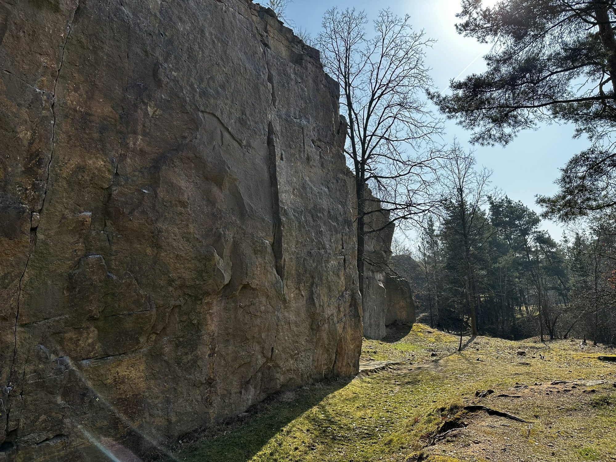 Skála v přírodě bez lidí jako ukázka lezecké lokality
