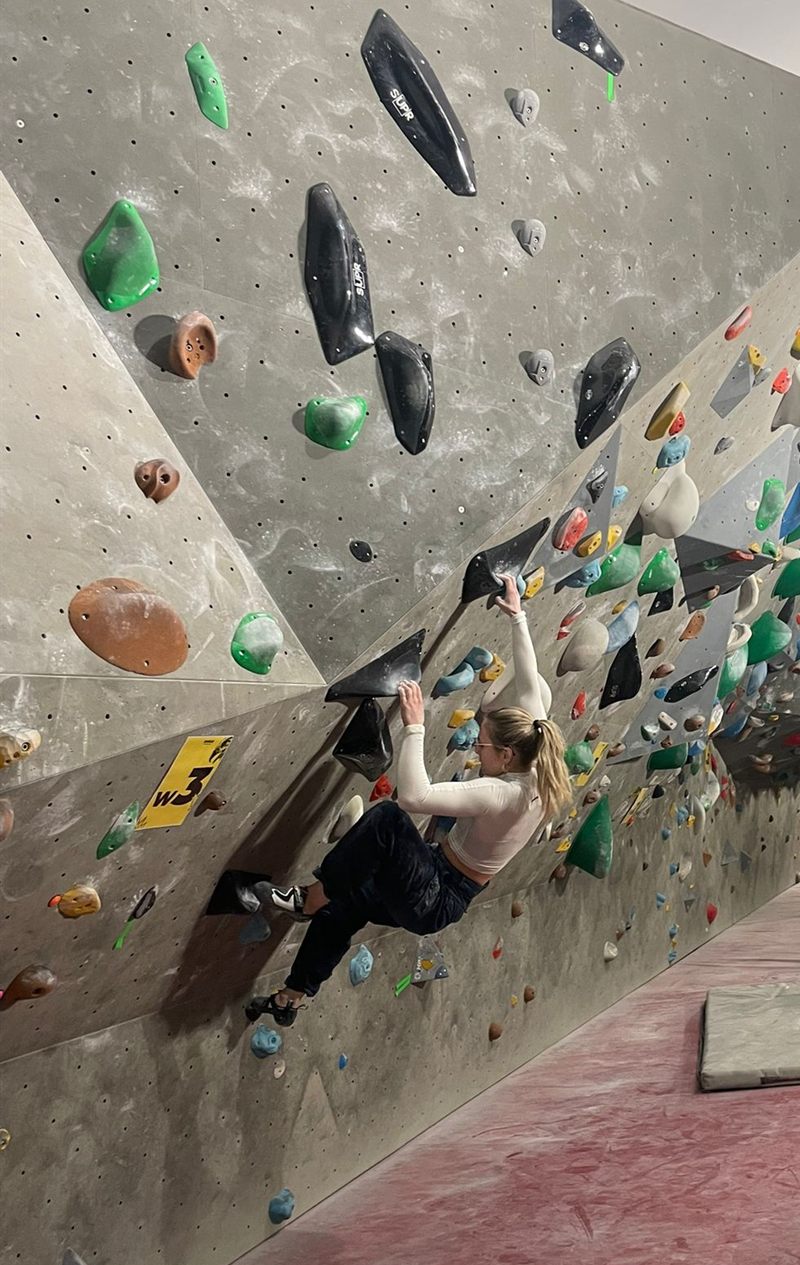 Terka při boulderingu na indoor stěně